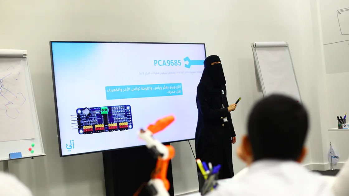 شرح لوحة التحكم بمحركات الذراع الروبوتية في إحدى تدريبات آلي