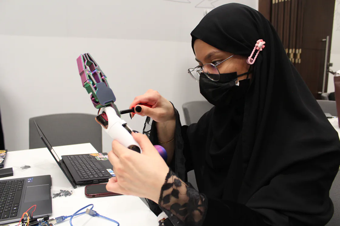 مشاركة تجمّع ذراعاً روبوتية خلال إحدى ورش آلي