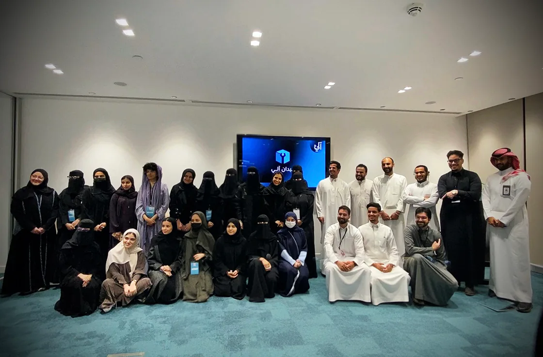 صورة جماعية للمشاركين في أحد لقاءات ميدان آلي